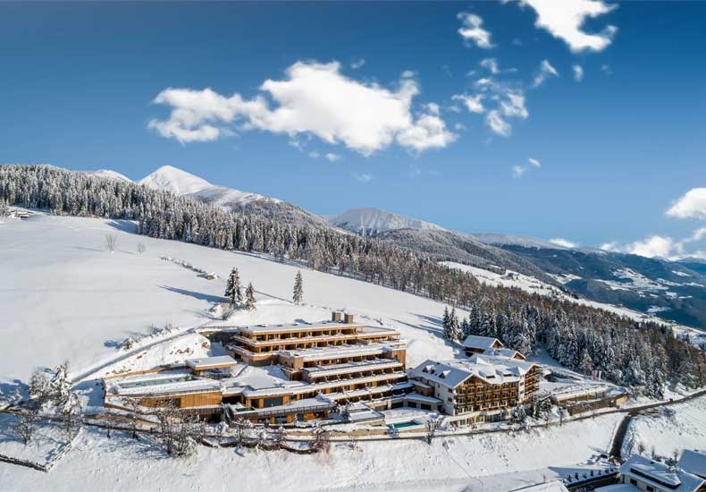 Het Tratterhof Mountain Sky Hotel ligt op een ideale plek in het Gitschberg-Jochtal. © Tratterhof