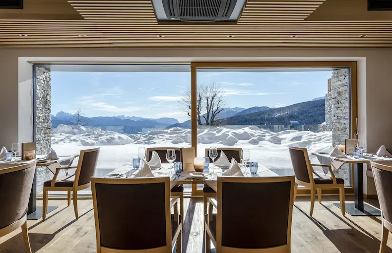 In het Tratterhof Mountain Sky Hotel is de winterse natuur nooit ver weg. Ook in het restaurant heb je uitzicht over de besneeuwde bergen. © Günter Standl / Tratterhof