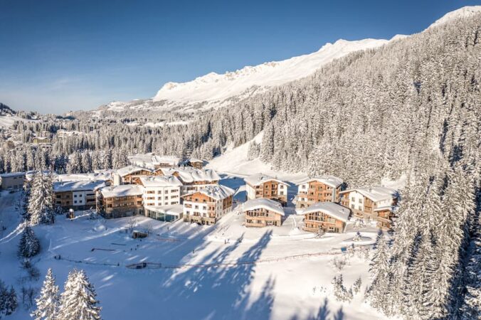 Vakantiepark Landal Lenzerheide ligt in een prachtige omgeving. Bij het park ligt een oefenweide. © Landal