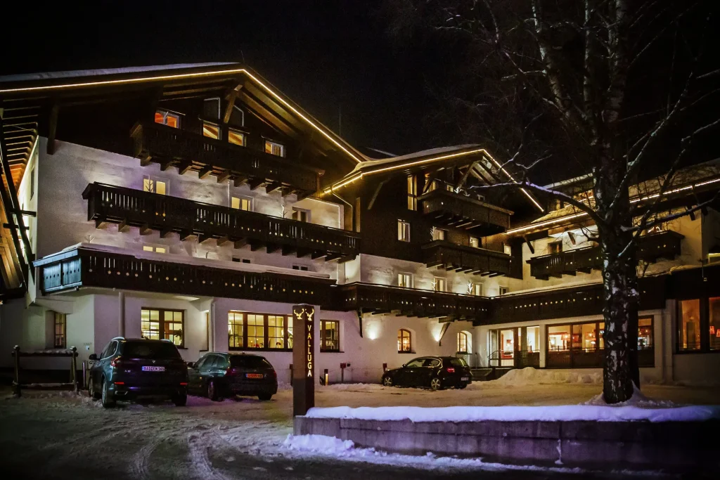Het Valluga Hotel ligt heel centraal in Sankt Anton am Arlberg en toch vlakbij de pistes. © Johanna Gunnberg / Valluga Hotel