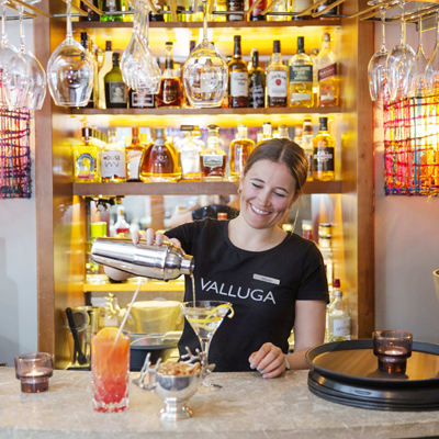 De uitnodigende en ruime lounge en cocktailbar zijn als een huiskamer voor gezellige, ontspannende momenten © Johanna Gunnberg / VALLUGA Hotel