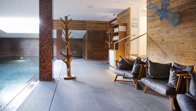 Indoorpool met zitjes in het Valluga hotel in Ski Arlberg © Johanna Gunnberg / VALLUGA Hotel