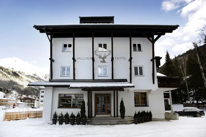 Het Valluga Hotel ligt centraal in Sankt Anton am Arlberg en toch dichtbij de pistes. © Valluga Hotel