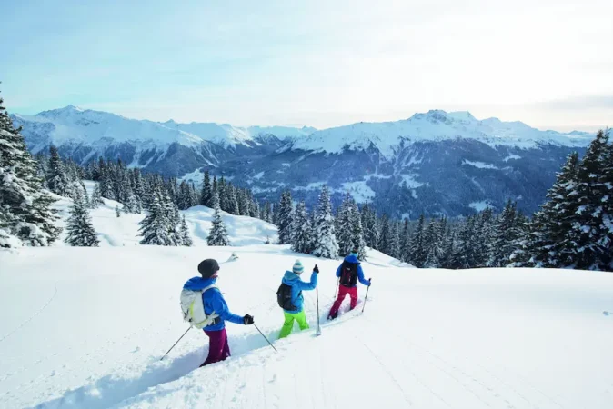 Geniet in Davos volop van winteractiveiten zoals sneeuwschoenwandelen en skiën. © DDO / Turmhotel Victoria Davos