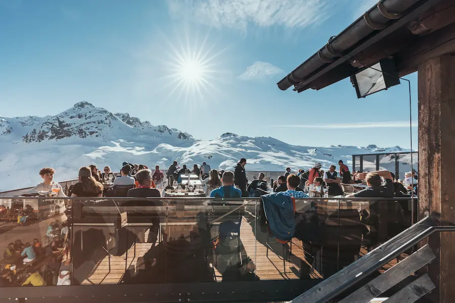 Vanaf het Vinnova-terras heb je een weergaloos uitzicht over de bergen rond Gaschurn. © Philipp Schilcher / Montafon Tourismus