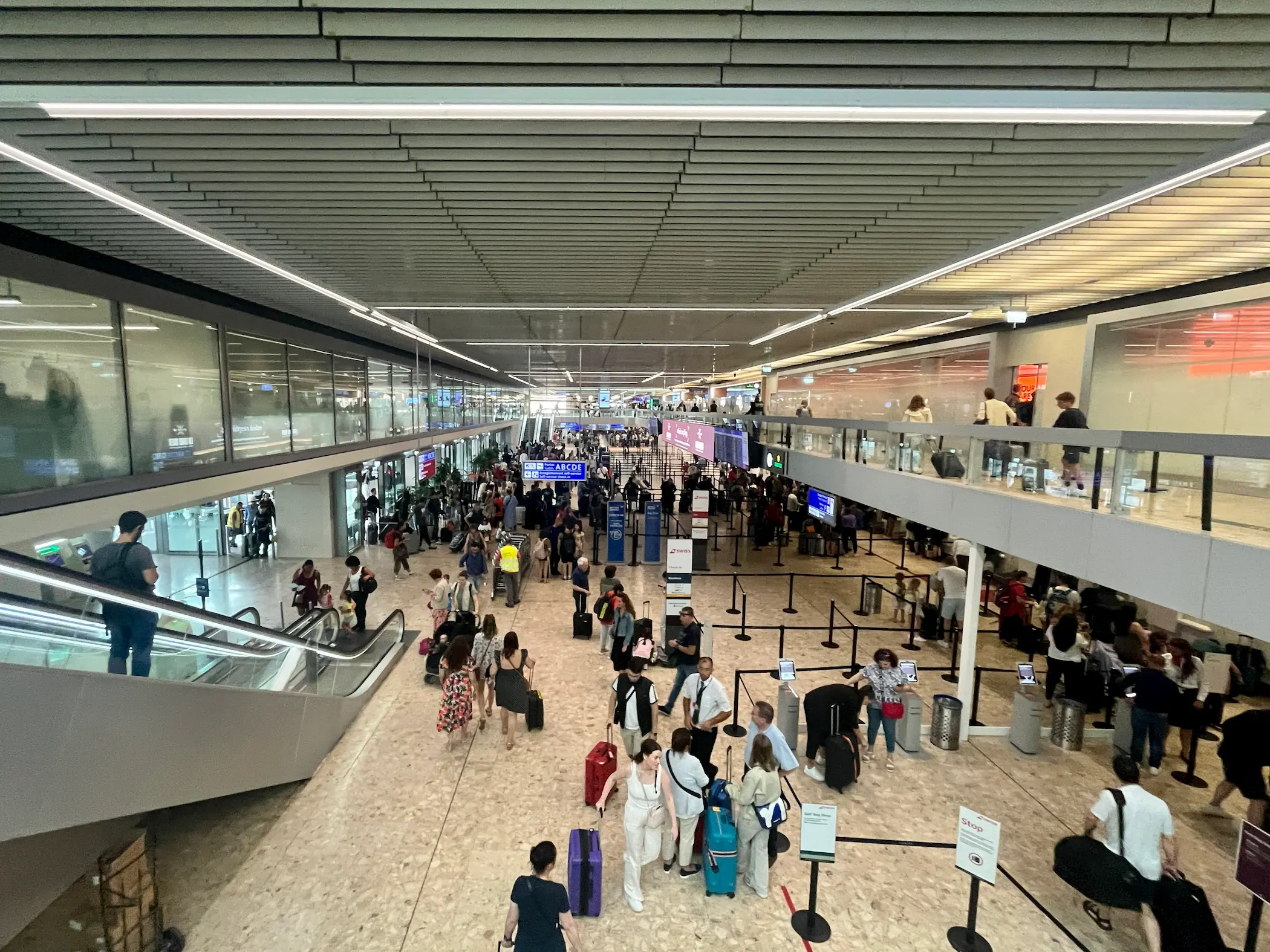 De vertrekhal van vliegveld Genève Cointrin International Airport is doorgaans erg druk. Je bent behoorlijk veel tijd kwijt om door de veiligheidscontrole te komen. © Benoi Prieur / Wikimedia Commons