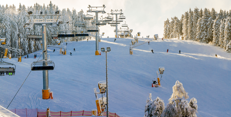Achtpersoons stoeltjeslift op de Weltcupafdaling op de Poppenberg in skigebied Skiliftkarussell Winterberg © Wintersport-Arena Sauerland/ Siegerland-Wittgenstein e. V.