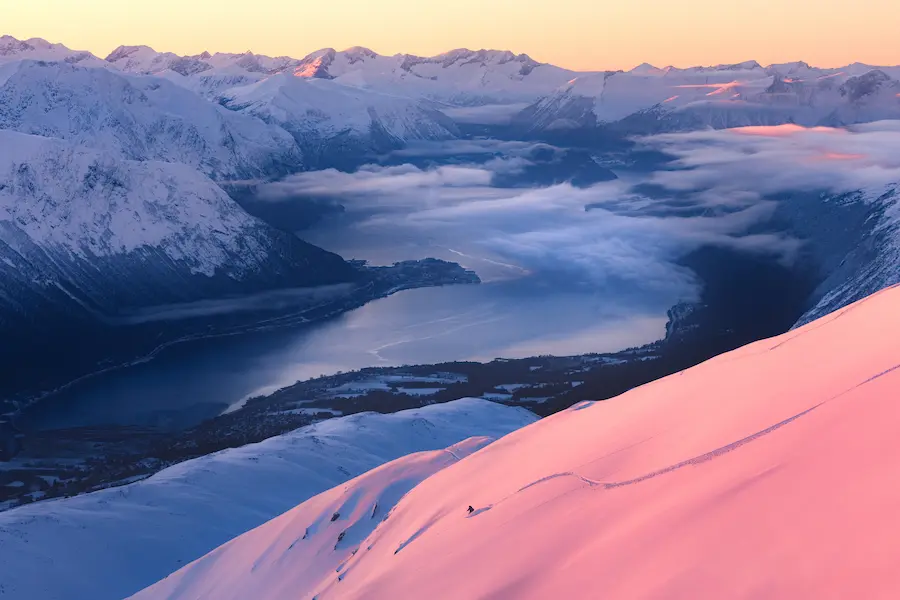 Offpiste door de diepe poedersneeuw boven de fjord in Åndalsnes is de ultieme droom voor elke wintersporter. © Haakon Lundkvist / Visit Northwest