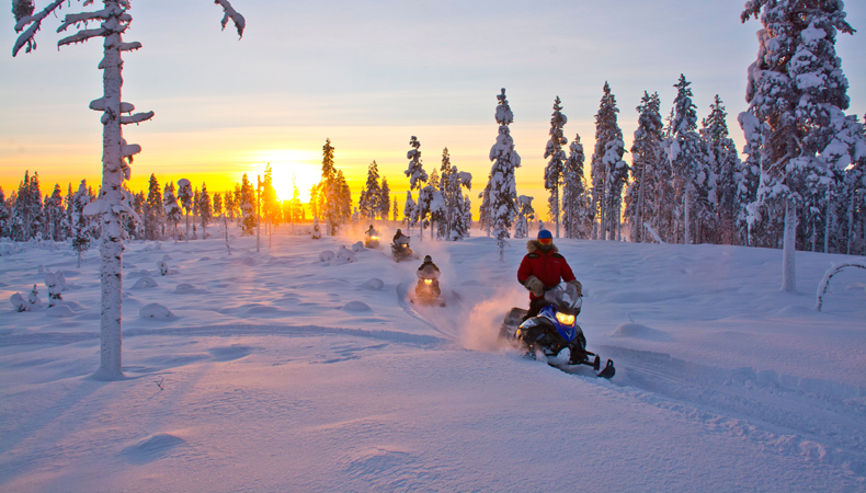 Maak tijdens je wintersport in Lapland een tocht met een sneeuwscooter. © Nordic 