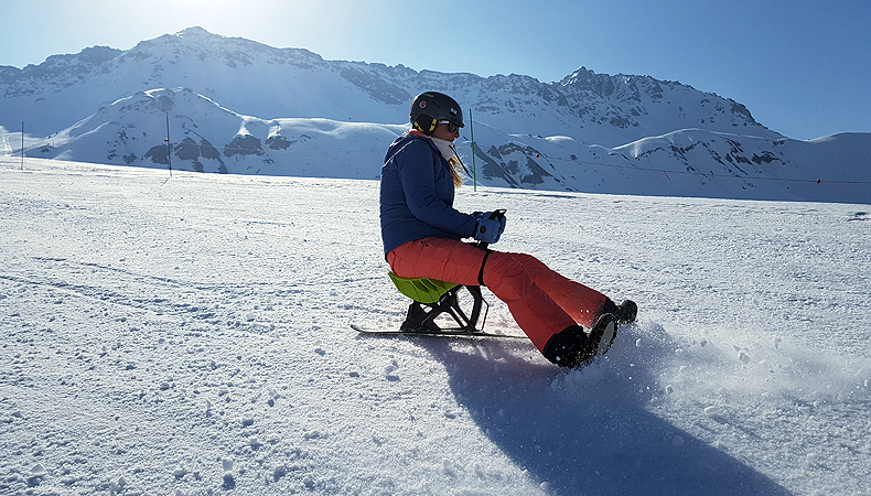 Op een piste met veel poedersneeuw of slush-sneeuw vliegt de sneeuw je om de oren. Op een harde piste is het vooral zaak om controle over de Yooner te houden. © Skigebiedengids.nl