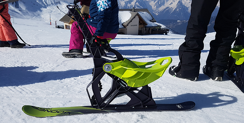 Een Yooner bestaat uit een mini carveski met een stoeltje er op. Je stuurt met de stok tussen je benen. © Skigebiedengids.nl