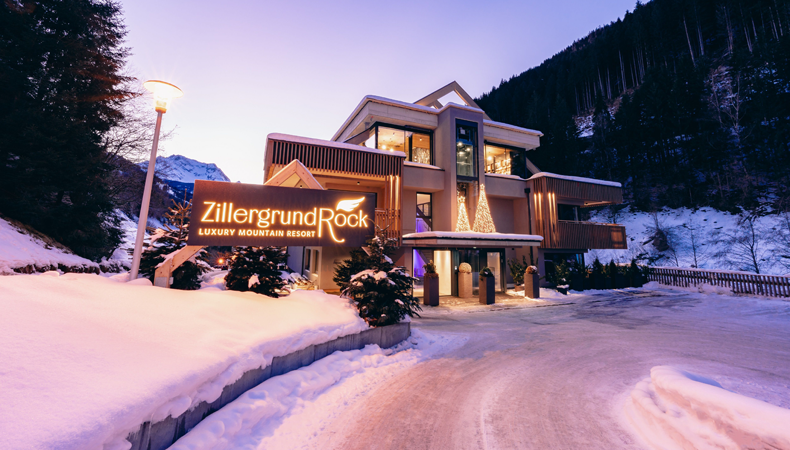 Het ZillergrundRock Luxury Mountain Resort ligt op een prachtige plek net buiten Mayrhofen © Carmen Huter (ZillergrundRock)