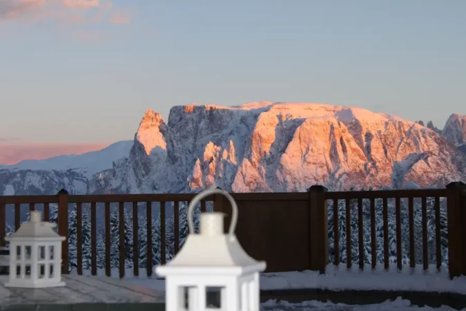 Geniet van een magische zonsondergang op de winterse bergen. © Hotel Tann