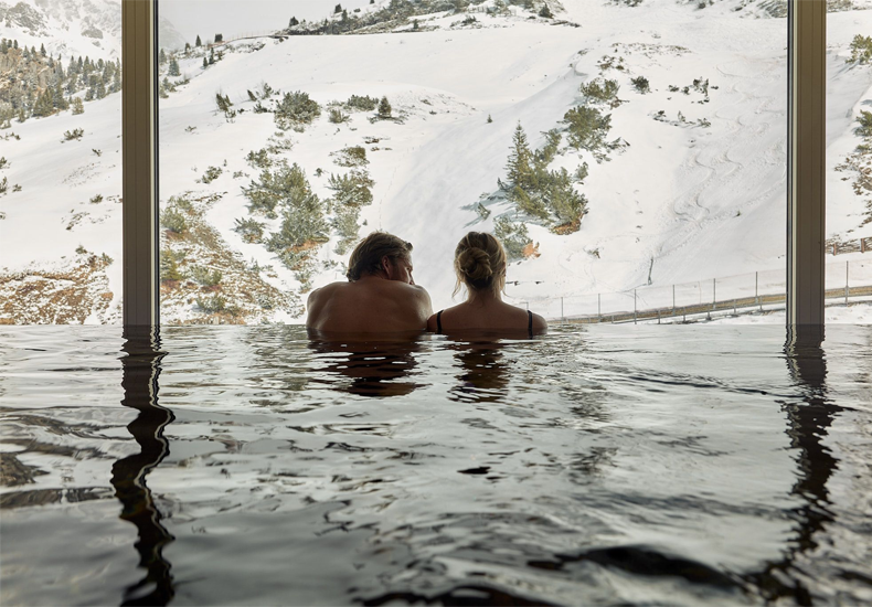 Vanuit de Aureus Spa heb je uitzicht op de bergen. © Dominik CINI / Hotel Zürserhof