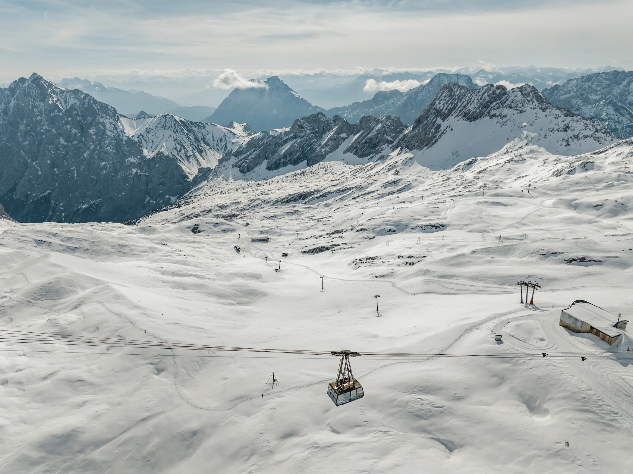 Skiën op de Zugspitze gletscher © Bayerische Zugspitzbahn / Brew Media