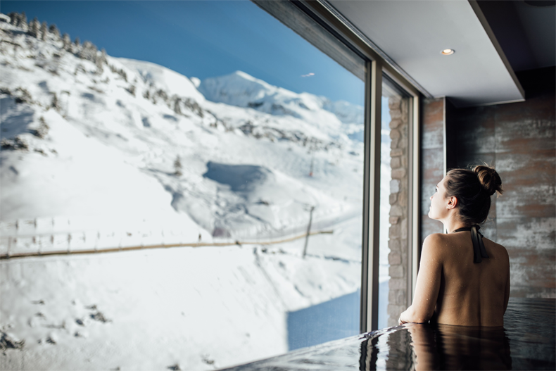Heerlijk genieten van de wellness en uitkijken op het skigebied in de Infinitypool in het Zürserhof © Patrick Langwallner / Hotel Zürserhof